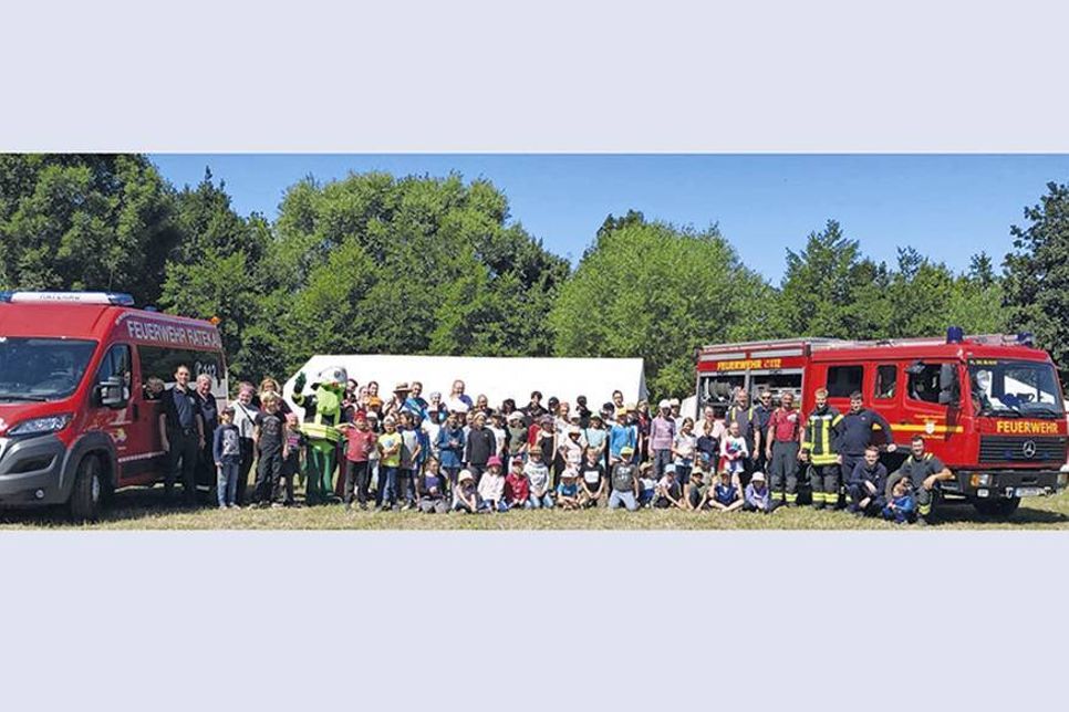 Am Tag nach dem Feuer kamen zirka 60 Kinder, Betreuer und Rettungskräfte noch einmal zusammen, um das Erlebte zu verarbeiten. (Foto: FFW Ratekau)