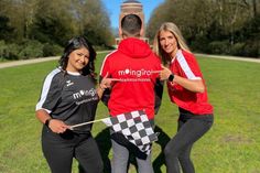 Rohini Vermani, Denis Milaimi und Rebecca Wentzel (v. lks.) von der Sparkasse Holstein laden den Sportnachwuchs zur Teilnahme an der 17. Auflage der großen Trikotaktion ein. (Foto: Sparkasse Holstein)