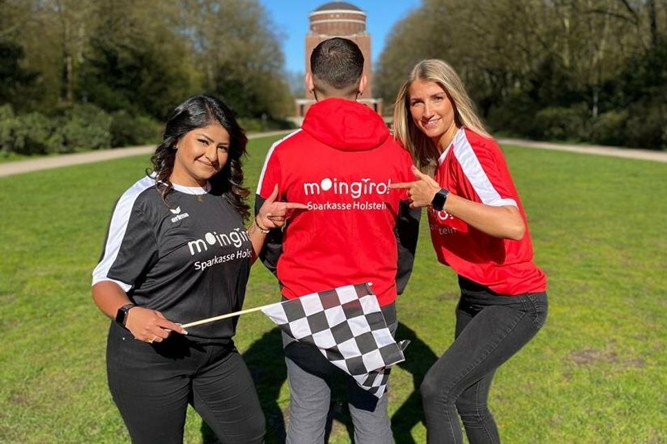 Rohini Vermani, Denis Milaimi und Rebecca Wentzel (v. lks.) von der Sparkasse Holstein laden den Sportnachwuchs zur Teilnahme an der 17. Auflage der großen Trikotaktion ein. (Foto: Sparkasse Holstein)