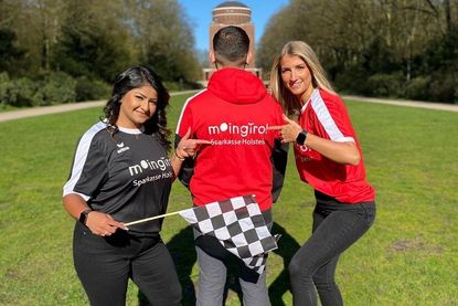 Rohini Vermani, Denis Milaimi und Rebecca Wentzel (v. lks.) von der Sparkasse Holstein laden den Sportnachwuchs zur Teilnahme an der 17. Auflage der großen Trikotaktion ein. (Foto: Sparkasse Holstein)
