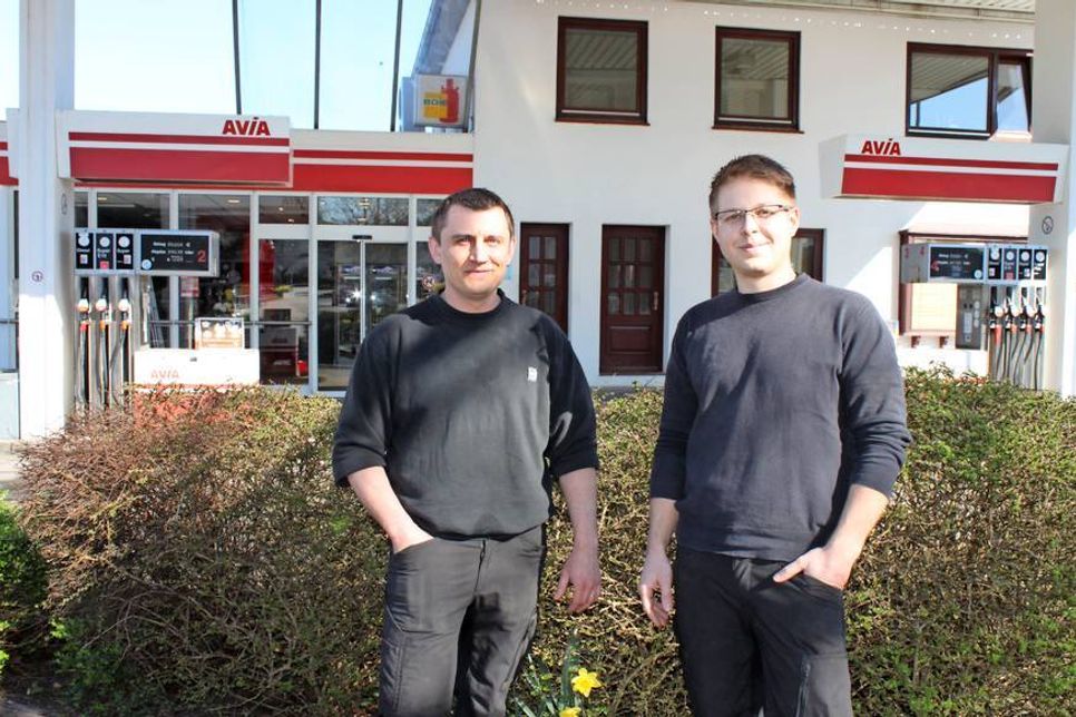 Die Zwei von der Tankstelle: Oleg Petljuk und Marcel Müller (re.) sind die neuen Inhaber.