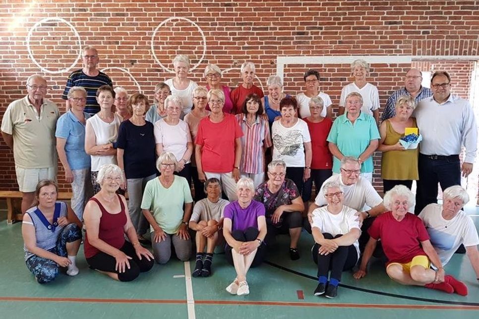 Übungsstunde des Vereins für Bewegungstherapie mit Besuch von Bürgermeister Mirko Spieckermann (oben re.) und dem Vorsitzenden des Sportrings Jörg Henkel (oben 2. v. re.).