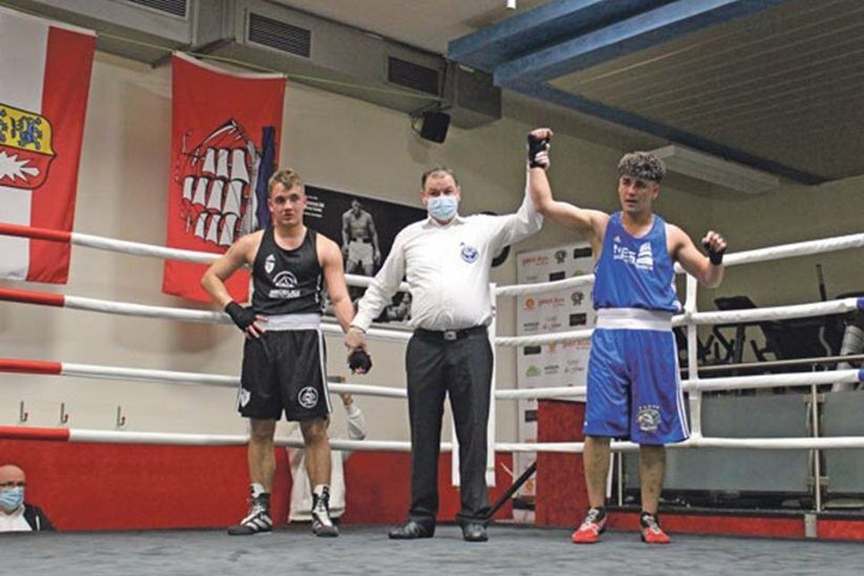 Max Airich vom Boxclub Preetz unterliegt Parwiz Japharkil (Elmshorn) knapp nach Punkten.