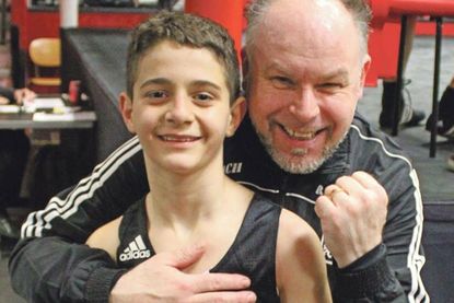 Glücklicher Telman Melkonyan mit seinem Trainer René Küpper vom Boxclub Preetz