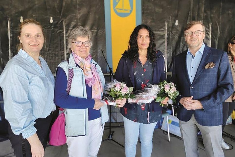 Die beiden anwesenden Geehrten im sozialgesellschaftlichen Bereich, Monika Schulte (2.v.li.) und Yanitza Moreno de Montag (3.v.li.), mit Bürgervorsteherin Anja Evers (links) und Bürgermeister Sven Partheil-Böhnke.