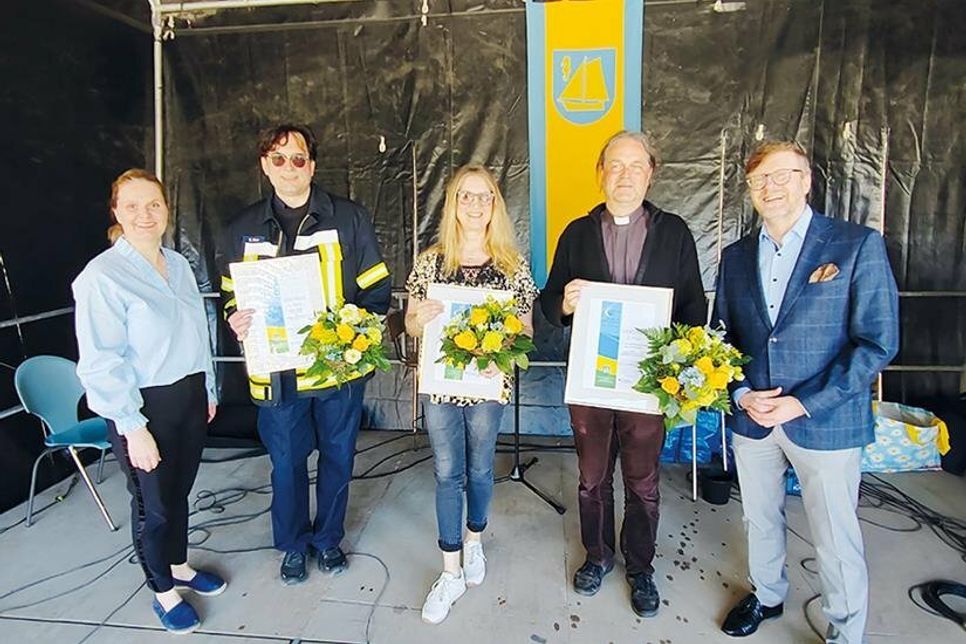 Stefan Möller (2.v.li.), Claudia Grunzky, Pastor Johannes Höpfner (2.v.re.) haben den Umwelt- und Klimaschutzpreis aus den Händen von Bürgervorsteherin Anja Evers entgegengenommen. Darüber freut sich auch Bürgermeister Sven Partheil-Böhnke.