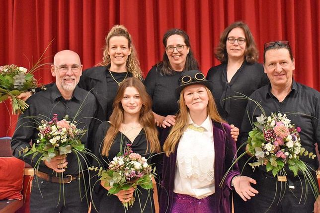 Das engagierte Team des Theaterensembles der GSP freut sich über eine gelungene Premiere. (v.l.): Cai Lamp (Bühnentechnik),Jeanny Hill (Bühnenbild), Laura Tuschy (Regie), Katharina Klein-Rathke (Gesamtleitung), Willy Wonka (Kira Buchweitz), Barbara Elsner (Kostüme), Marcus Bense (Musik).