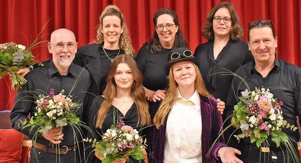Das engagierte Team des Theaterensembles der GSP freut sich über eine gelungene Premiere. (v.l.): Cai Lamp (Bühnentechnik),Jeanny Hill (Bühnenbild), Laura Tuschy (Regie), Katharina Klein-Rathke (Gesamtleitung), Willy Wonka (Kira Buchweitz), Barbara Elsner (Kostüme), Marcus Bense (Musik).