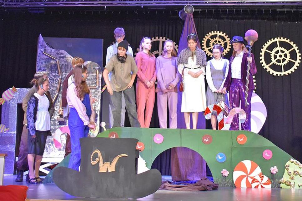 Willy Wonka unternimmt eine abenteuerliche Führung mit den Kindern durch seine Schokoladenfabrik.