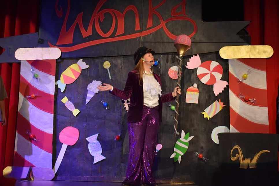 Schokoladenfabrikant Willy Wonka (Kira Buchweitz) begrüßt die Kinder in seiner Fabrik. Fotos: Schröder
