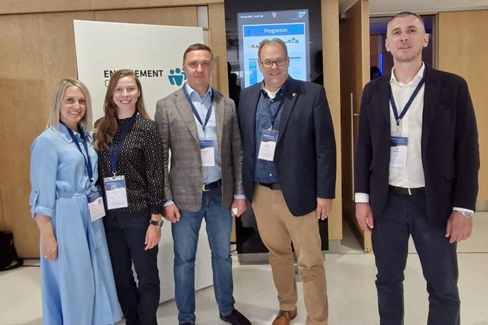 Yulia Strilets (Stadt Nizhyn), Lina Sophie Koop (Nachhaltigkeitsmanagerin Stadt Neustadt), Oleksandr Kodola (Bürgermeister Stadt Nizhyn), Mirko Spieckermann (Bürgermeister Stadt Neustadt) und Oleg Beresniev (v. lks.), der die Partnerschaft in 2023 vermittelt hat.