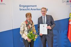 Ministerpräsident Daniel Günther würdigt Elli Kubach für ihr ehrenamtliches Engagement im DRK Ortsverband Raisdorf.