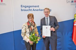 Ministerpräsident Daniel Günther würdigt Elli Kubach für ihr ehrenamtliches Engagement im DRK Ortsverband Raisdorf.