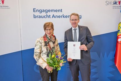 Ministerpräsident Daniel Günther würdigt Elli Kubach für ihr ehrenamtliches Engagement im DRK Ortsverband Raisdorf.