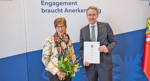 Ministerpräsident Daniel Günther würdigt Elli Kubach für ihr ehrenamtliches Engagement im DRK Ortsverband Raisdorf.