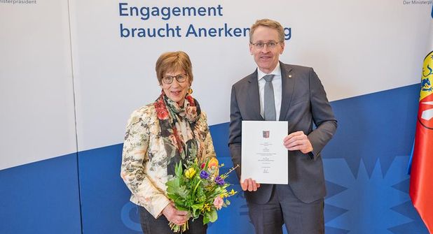Ministerpräsident Daniel Günther würdigt Elli Kubach für ihr ehrenamtliches Engagement im DRK Ortsverband Raisdorf.