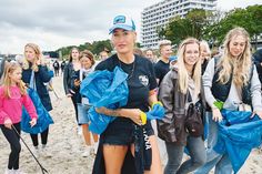 Sarah Connor war vor ihrem „Stars am Strand“-Konzert am Donnerstag mit Fans am Timmendorfer Strand unterwegs, um gemeinsam Müll zu sammeln. Viel wurde allerdings nicht gefunden.