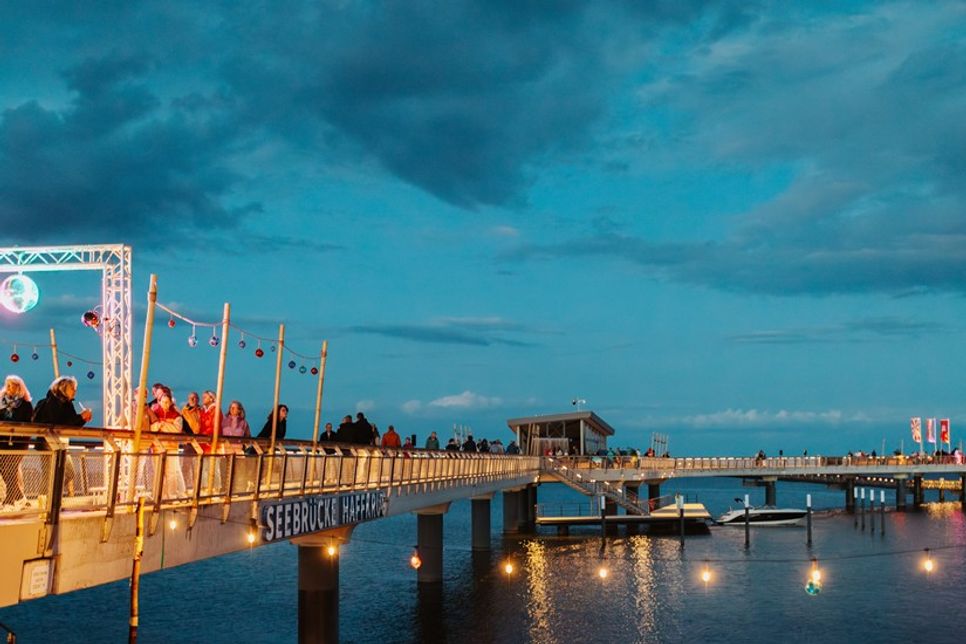 Gemeinsam feiern Einheimische und Gäste in der Lübecker Bucht noch einmal den Spätsommer mit einem stimmungsvollen Festwochenende.