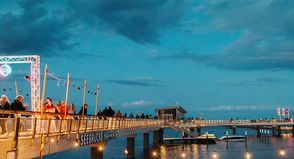 Gemeinsam feiern Einheimische und Gäste in der Lübecker Bucht noch einmal den Spätsommer mit einem stimmungsvollen Festwochenende.