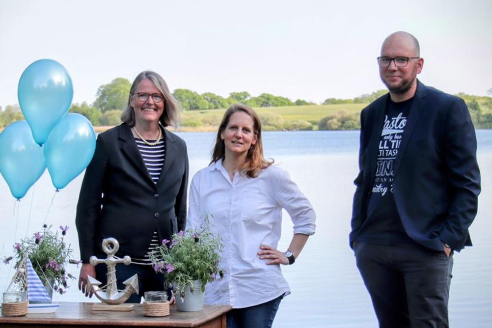 Strandpastorin Katharina Gralla, Musikerin Lena Sonntag und Pastor Dennis Koch (v. lks.).