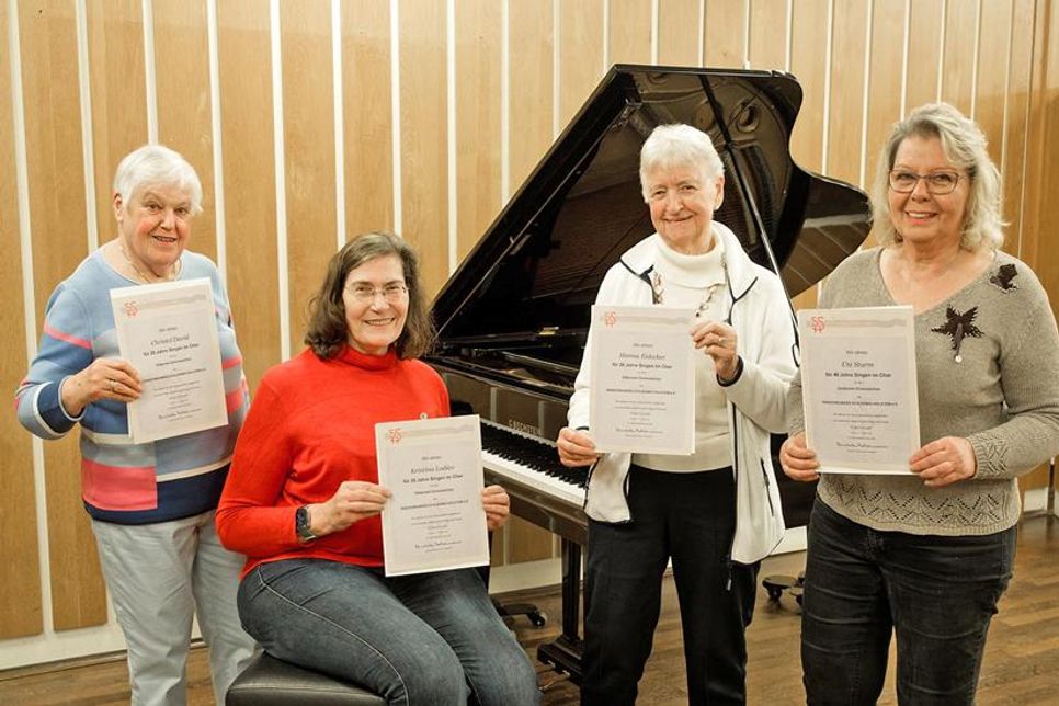 Ausgezeichnet mit Urkunde und Ehrennadel (von links): Die Sängerinnen Christel David, Kristine Lodico und Hanna Eidecker freuen sich über die Anerkennung für 25-jährige Vereinszugehörigkeit, Ute Sturm sogar über 40 Jahre.