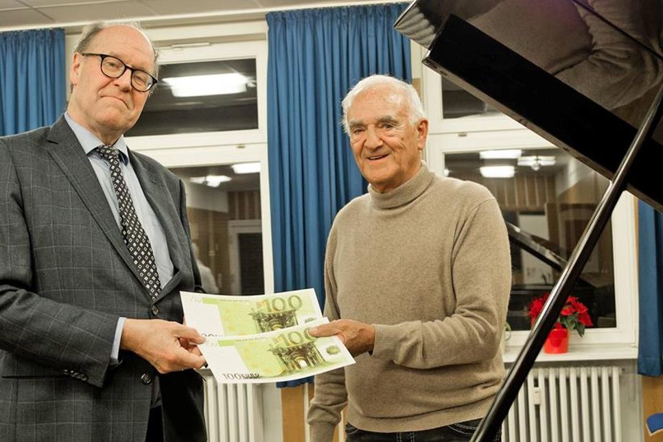 „Eine gute Sache“: Der Vorsitzende des Probstei Museum Mathias Nebendahl (links) freut sich über die Spende von 200 Euro aus den Händen von Chorleiter Joachim Jensen.