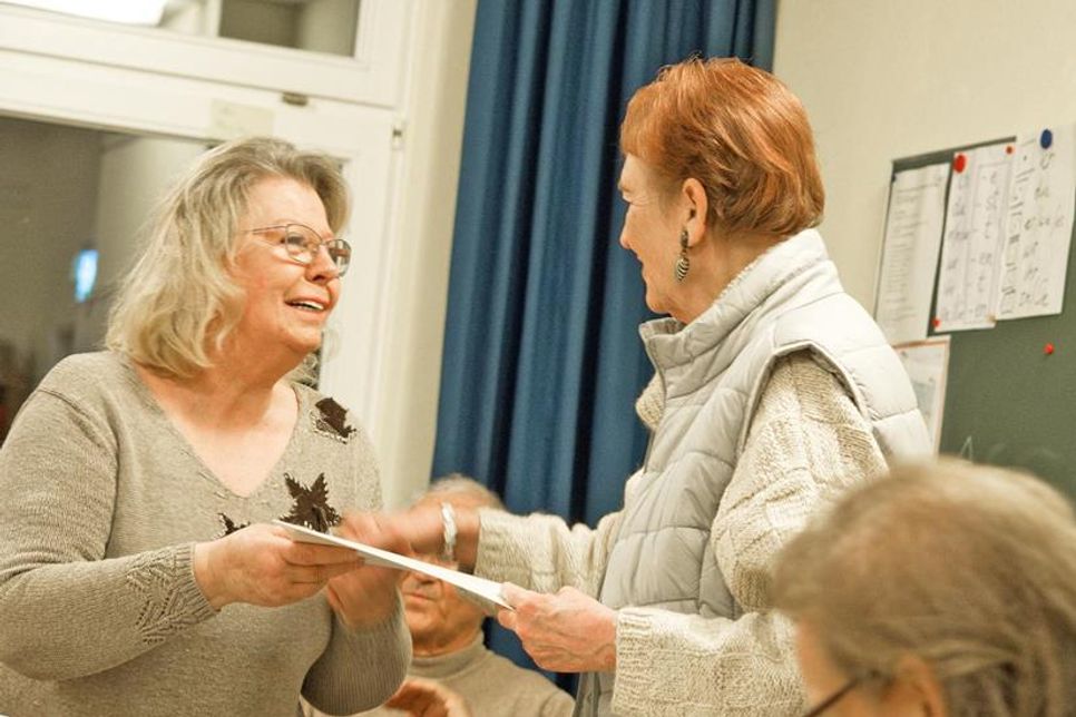 Goldene Nadel: Die 1. Vorsitzende Helga Schneekloth des „Gesangvereins Eintracht Schönberg von 1878“ (rechts) ehrt Ute Sturm für ihre 40-jährige Mitgliedschaft.