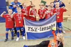 Die Siegermannschaft des TSV Lensahn mit dem Trainerduo Frank Müller und Jörg Meier.