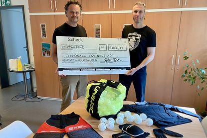 Sebastian Bertram (lks.) und Oliver Scheplitz mit Teilen der neuen Ausrüstung für Nachwuchs- und Special-Olympics-Teams.