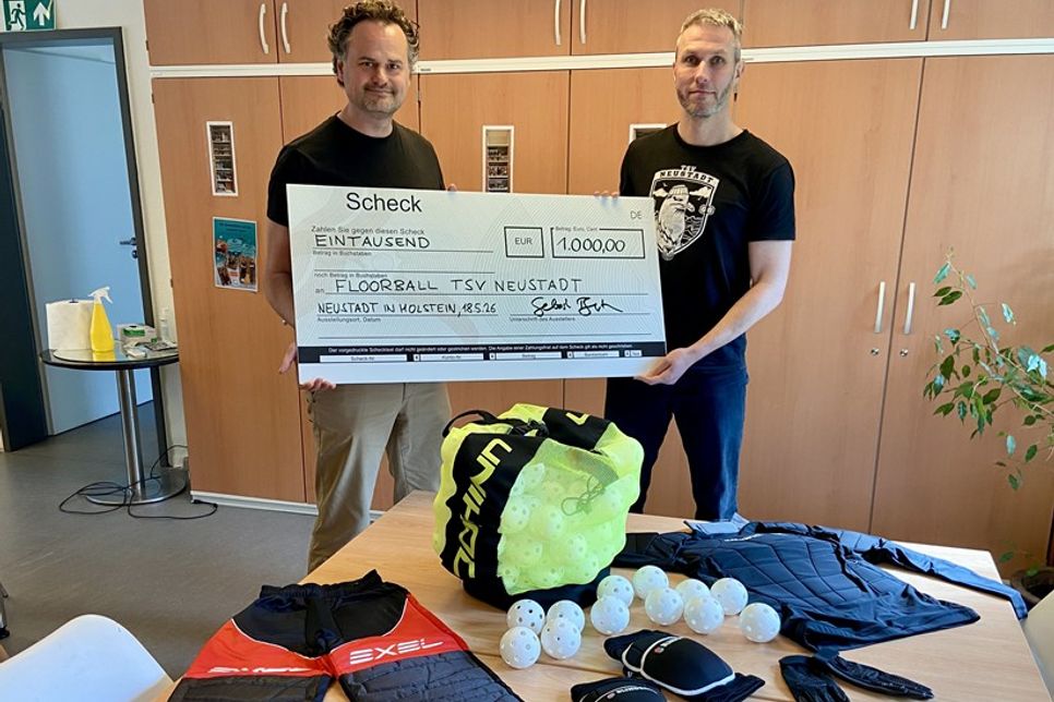 Sebastian Bertram (lks.) und Oliver Scheplitz mit Teilen der neuen Ausrüstung für Nachwuchs- und Special-Olympics-Teams.