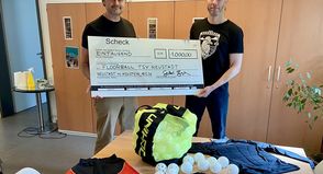 Sebastian Bertram (lks.) und Oliver Scheplitz mit Teilen der neuen Ausrüstung für Nachwuchs- und Special-Olympics-Teams.