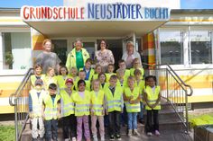 Übergabe der Warnwesten an eine erste Klasse. In der hinteren Reihe Klassenlehrerin Deborah Handels, Karoline Strauch von der Verkehrswacht, Anja Hartmann, 3. Vorsitzende der Bürgerstiftung Region Neustadt, und Schulleiterin Antje Sagawe (v. lks.).