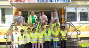 Übergabe der Warnwesten an eine erste Klasse. In der hinteren Reihe Klassenlehrerin Deborah Handels, Karoline Strauch von der Verkehrswacht, Anja Hartmann, 3. Vorsitzende der Bürgerstiftung Region Neustadt, und Schulleiterin Antje Sagawe (v. lks.).