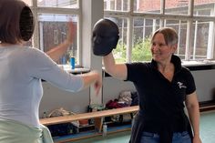 Trainerin Michaela Wagner mit einer Teilnehmerin.