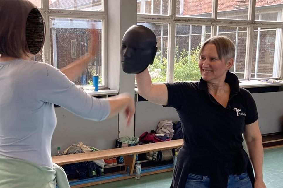 Trainerin Michaela Wagner mit einer Teilnehmerin.