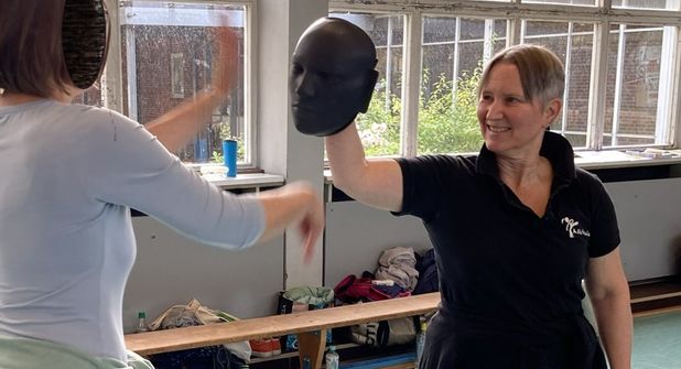 Trainerin Michaela Wagner mit einer Teilnehmerin.