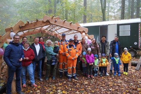 Die Hauptakteure mit Geschäftsführung Kinderschutzbund, Gemeinde Schönwalde, Einrichtungsleiterin, Elternteilen und Kindern.
