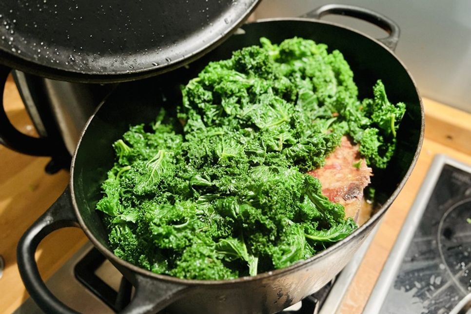 Da der Kohl während der Zubereitung noch sehr stark zusammenfällt, rechnet man ungefähr pro Person mit 0,5 Kilo.