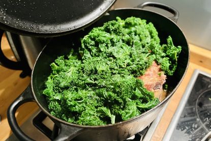 Da der Kohl während der Zubereitung noch sehr stark zusammenfällt, rechnet man ungefähr pro Person mit 0,5 Kilo.