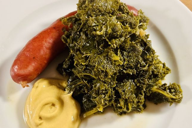 Grünkohl ist ein unglaublich gesundes und hochbasisches Gemüse. Er liefert viel Calcium, Eisen, Vitamin K und Vitamin C plus eine Menge antioxidativ wirksamer Pflanzenstoffe.