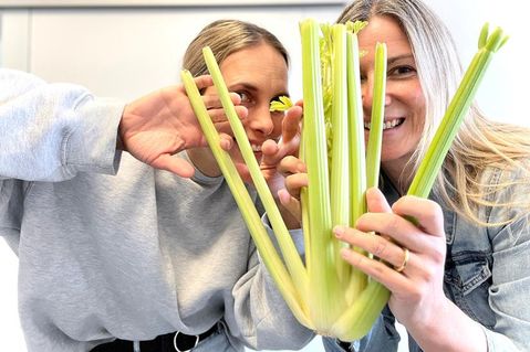 Riesen-Geheimtipp der Ostsee-Perlen Kristina Kolbe (lks.) und Gesche Muchow: „Selleriesaft am Morgen vertreibt Kummer und Sorgen!“