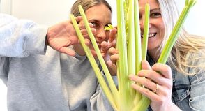 Riesen-Geheimtipp der Ostsee-Perlen Kristina Kolbe (lks.) und Gesche Muchow: „Selleriesaft am Morgen vertreibt Kummer und Sorgen!“