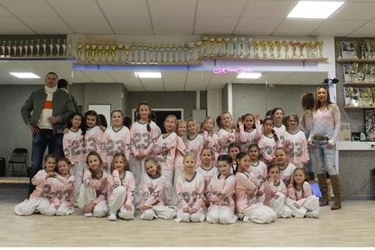 Daniela und Nils Meyer bei der Übergabe der neuen Outfits an die Central Dance Academy.