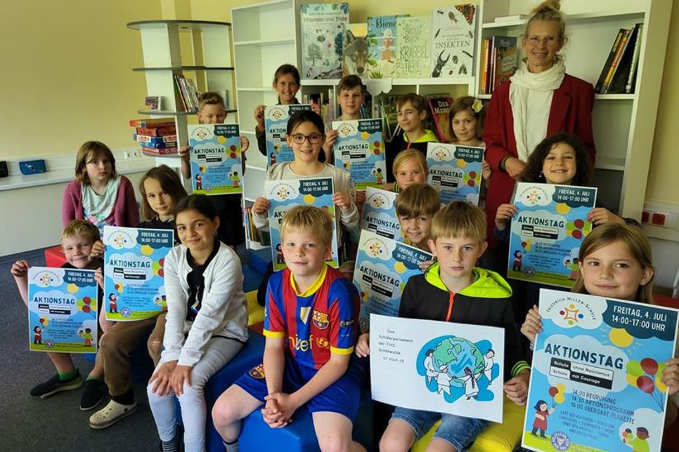 Das Schülerparlament der Friedrich-Hiller-Schule freut sich, stellvertretend für alle Schüler, genauso über die Auszeichnung als Schule ohne Rassismus - Schule mit Courage“, wie Schulleiterin Doris Cwiertnia-Jürs.