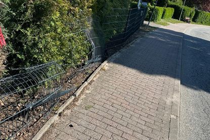 Der Zaun ist aus der Verankerung gerissen und verbogen.