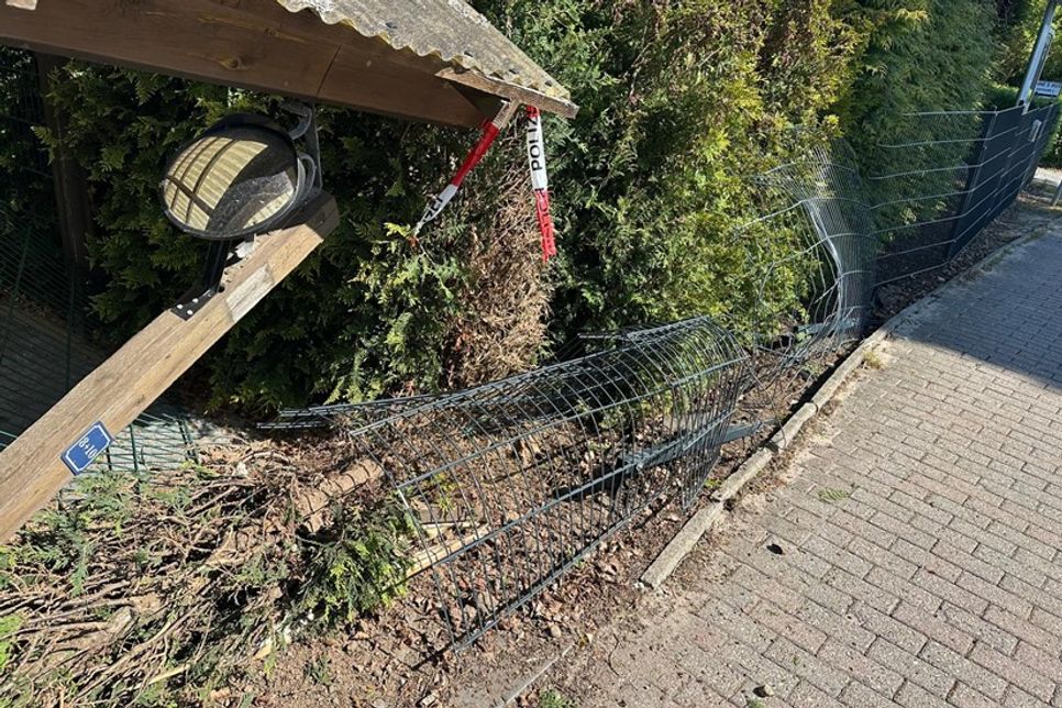Nach der Kollision entfernte sich der Fahrzeugführer in unbekannte Richtung.