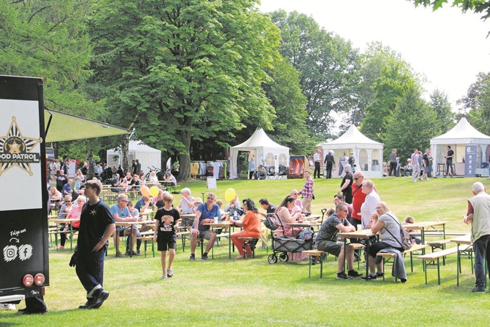 An den Biertischen und Foodtrucks trifft man sich zum Genießen und Klönen.