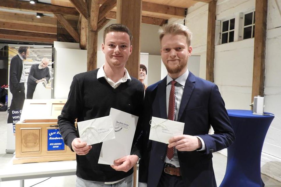 Nils Eggers (Pasdzierny Stockelsdorf) und Nicklas Petersen (Auto Hagen Neustadt) absolvierten die Abschlussprüfung als Beste.