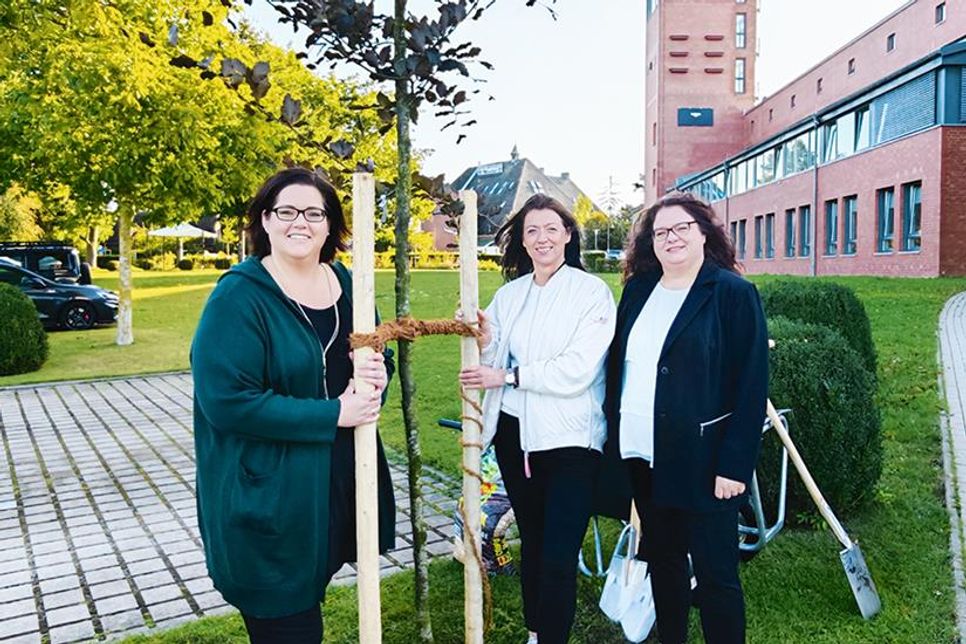 Julia Lorenz (links), Bürgermeisterin Bettina Schäfer und Stefanie Wehe pflanzten eine Blutbuche vor dem Bürgerhaus in Scharbeutz.