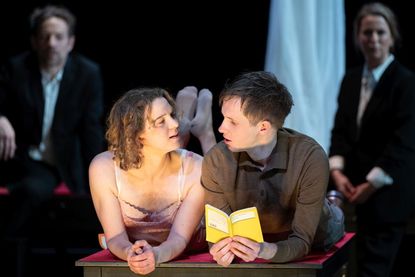 „Der Vorleser“ nach dem Roman von Bernhard Schlink mit Tobias Dürr, Sina-Marie Gerhardt, Johan Richter, Franziska Schulze und Anjorka Strechel.